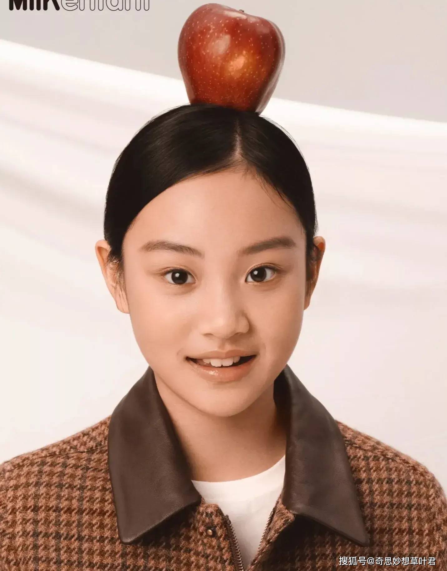 披着一头乌黑长发,身穿一袭红裙的小甜馨,脸上透着一股清冷的气质.