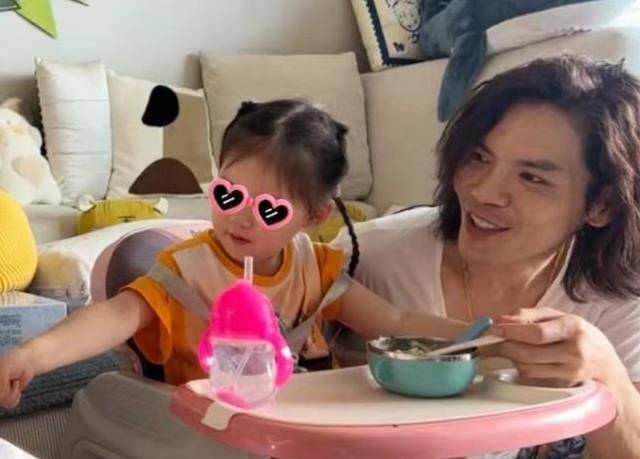 向佐伺候3岁女儿cora吃饭,二胎儿子独自坐一边喝水,女儿奴实锤_郭碧婷