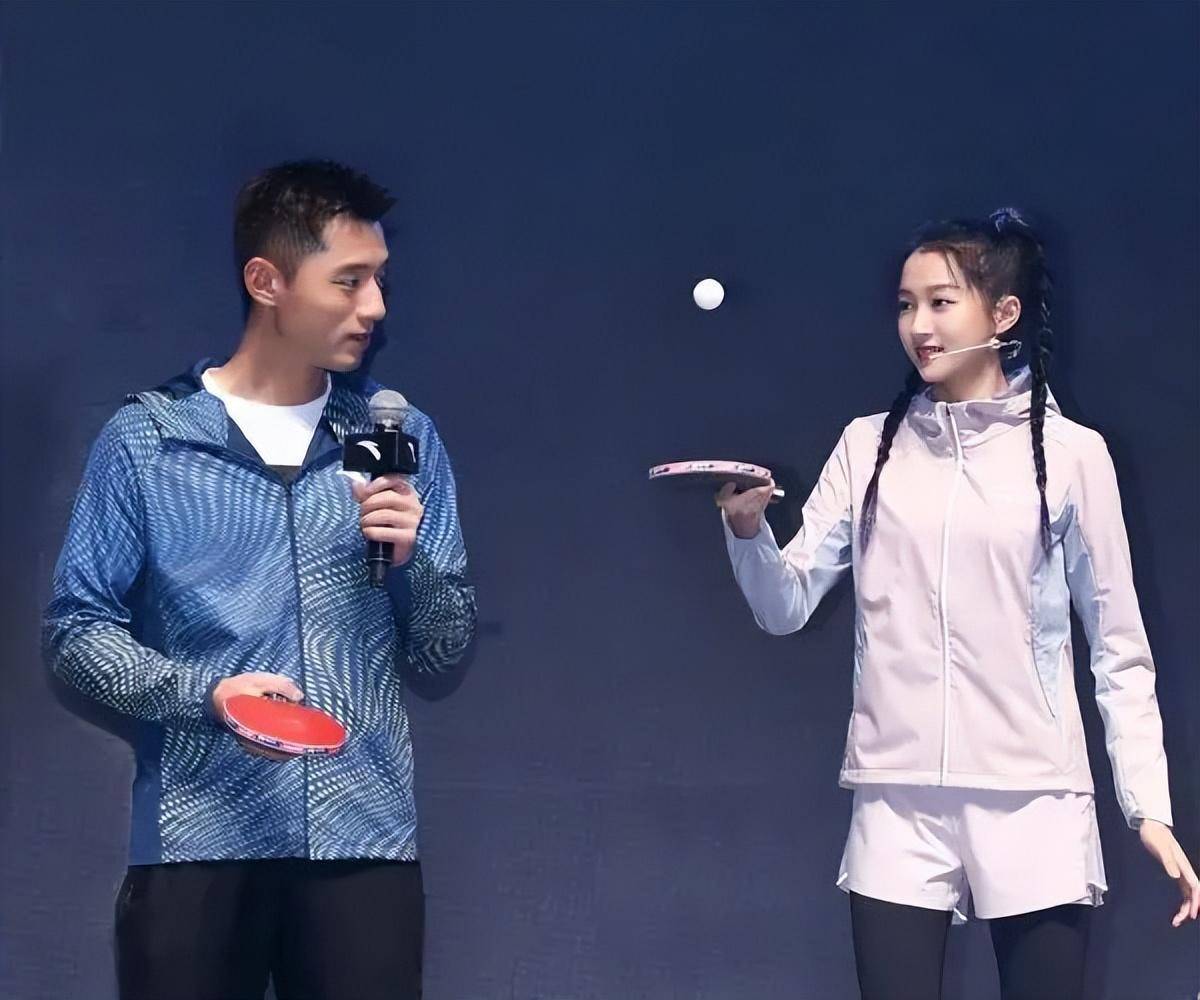 张继科和大美女关晓彤的亲密合照,关晓彤和张继科一起打球哦