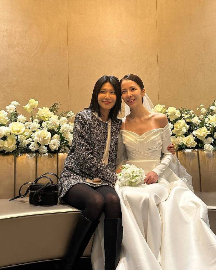 金东旭结婚,新娘是少女时代出道组成员,秀英发合照称,你太美了