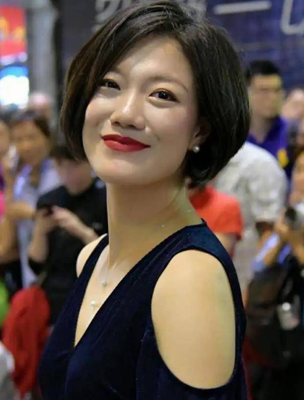 曾和女歌手同台舞台,龙婷却为何选择到街头卖唱_生活_香港_音乐