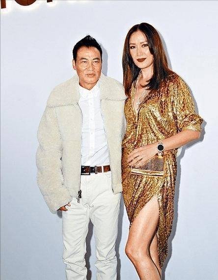 任达华的老婆真有港姐范,这么难驾驭的绿色短裙,也能穿出高级感_身材