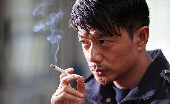 "我酒量二两,跟你喝舍命",凭这句话段奕宏帅过陈晓的军人形象_袁朗