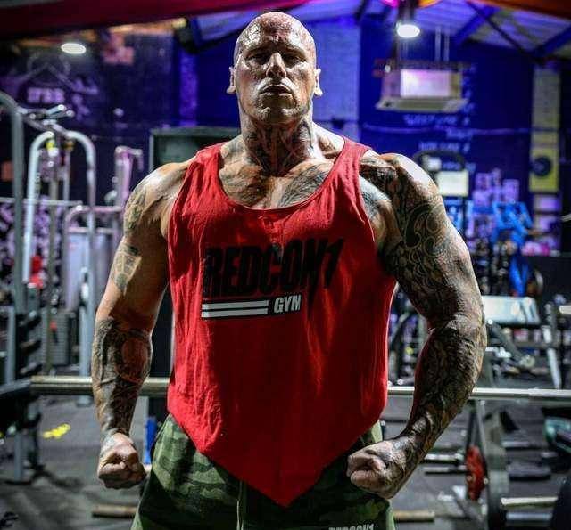 绿巨人"拳台首秀,2分钟就被ko,一身腱子肉全靠p图_加里比_运动_拳击