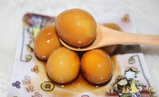 黄焖鸭和黄金蛋的家常做法，简单易学味道棒，孩子抢着吃 