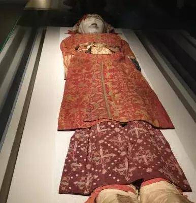 2000年前的"营盘美男",身材高大英俊帅气,还穿着"