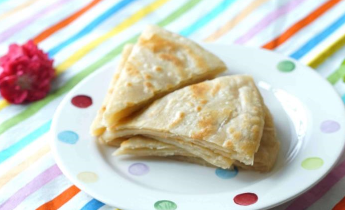 烙饼店老板透露，烙饼不要单纯下水和面，用它和面，烙饼香软美味(图1)