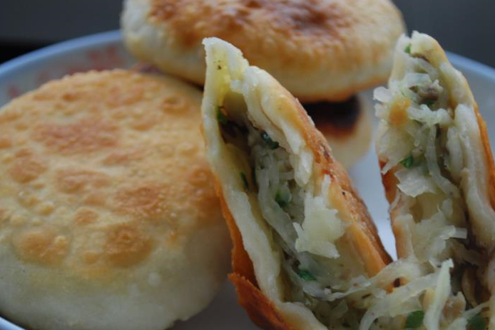 烙饼店老板透露，烙饼不要单纯下水和面，用它和面，烙饼香软美味(图3)