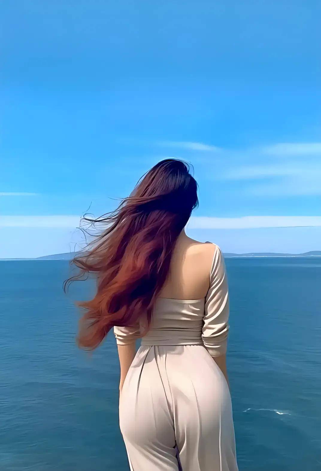 有一天,我看见她独自在店里忙碌,疲惫但坚定的背影让我心中一阵揪痛.