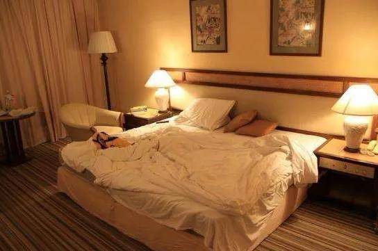 女子入住酒店凌晨被男店员刷开房门,酒店回应:走错了,已免房费_房间