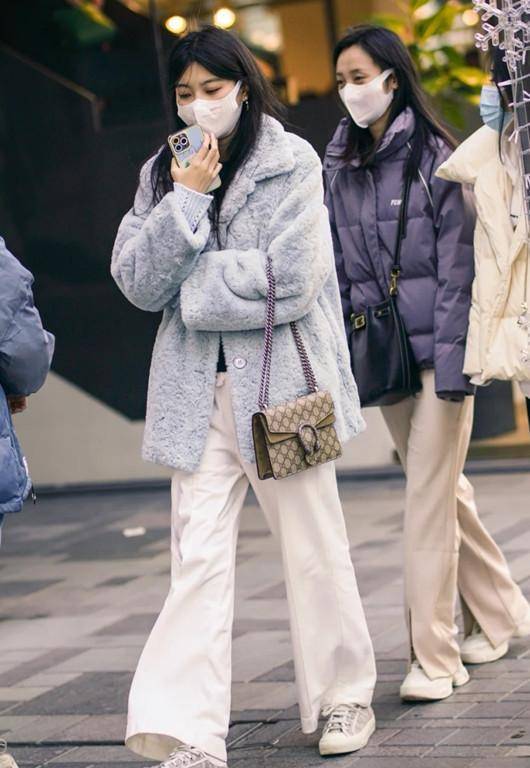看三里屯街拍学"冬季穿搭",女孩们穿得又暖又美,真是赏心悦目_颜色