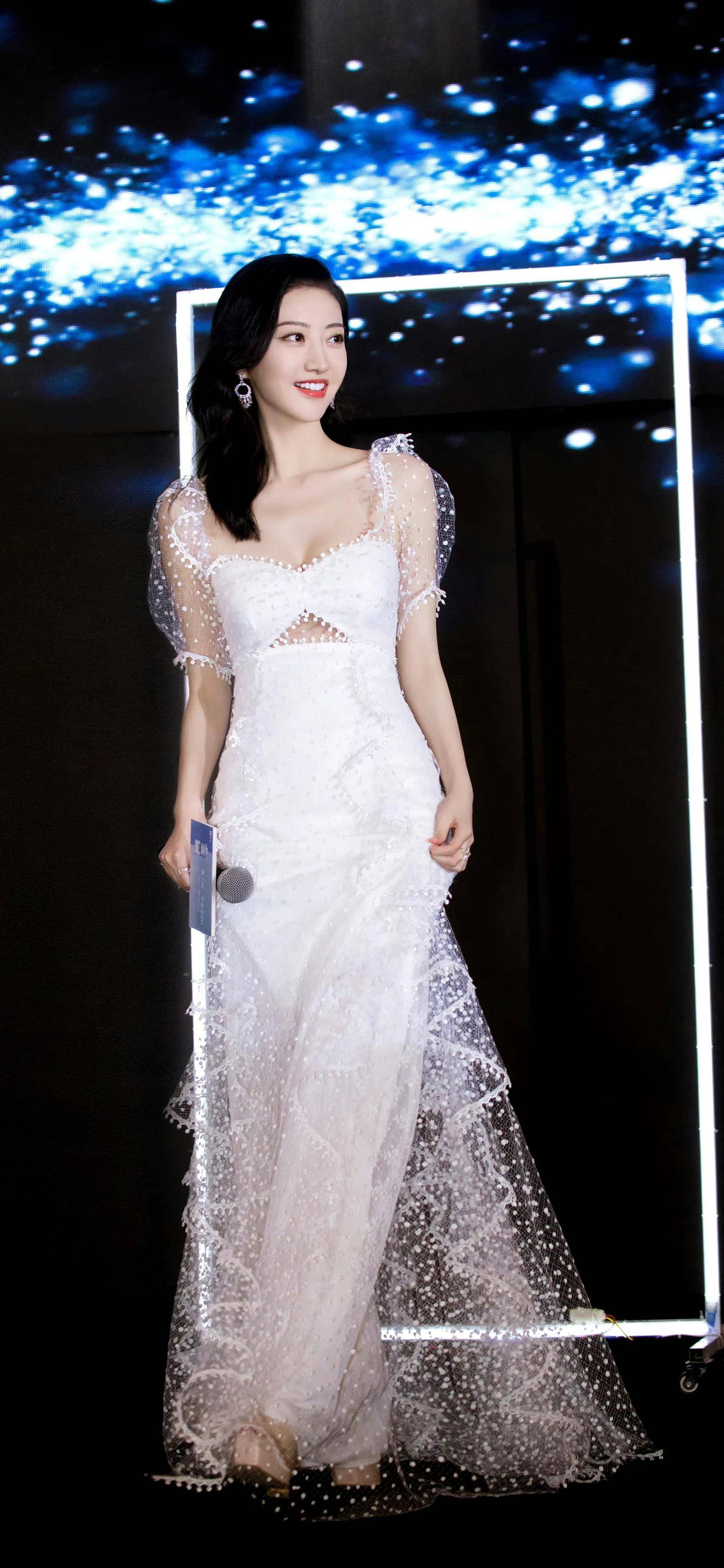 2015年,景甜进军国际市场,在张艺谋导演的《长城》里扮演身手灵活