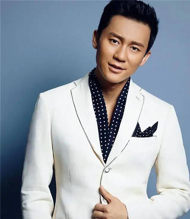 李晨所展现的感情戏码不仅仅影响了他个人的生活,也引发了公众的争议.