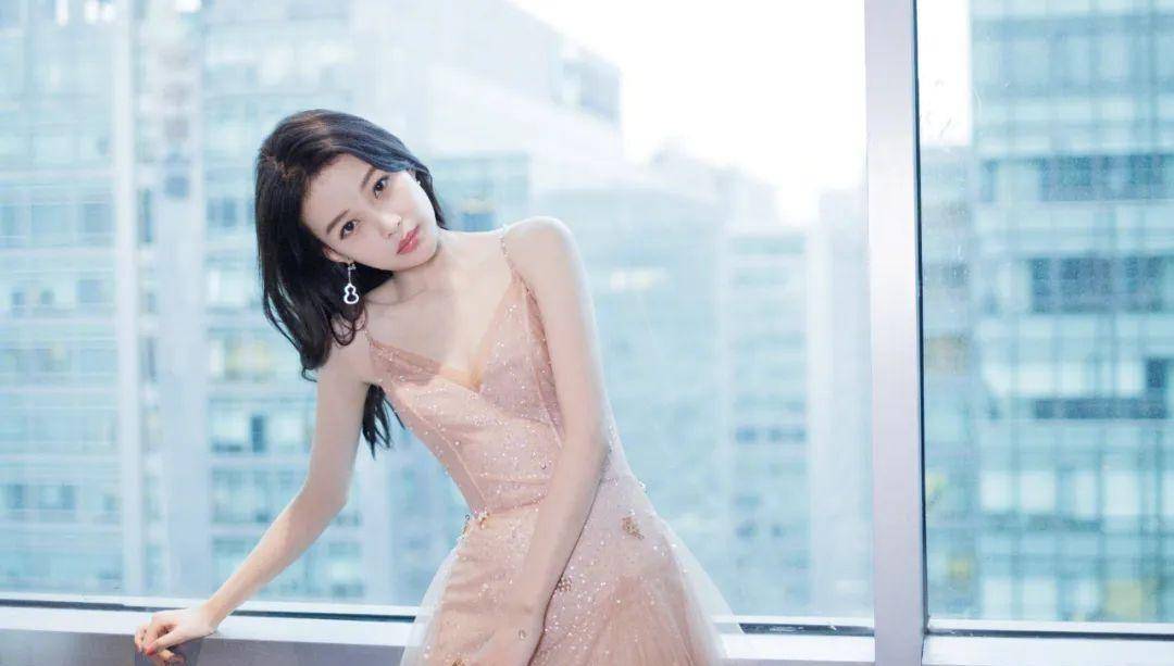 孙怡拥有着170厘米的身高,但却只有90斤的体重,即使已经当了妈妈,她的