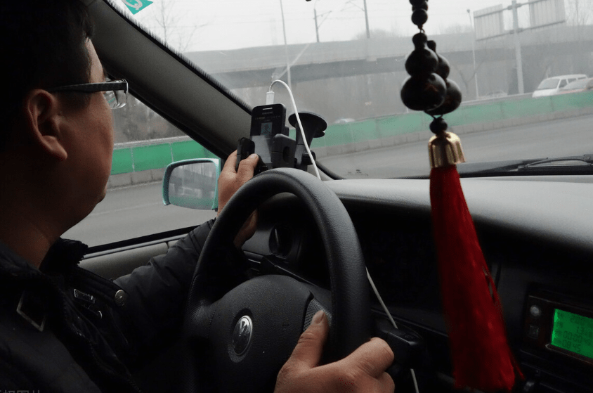 特惠车闹心遭遇,司机打电话疑似指桑卖槐,女子:像是说给我听的_平台