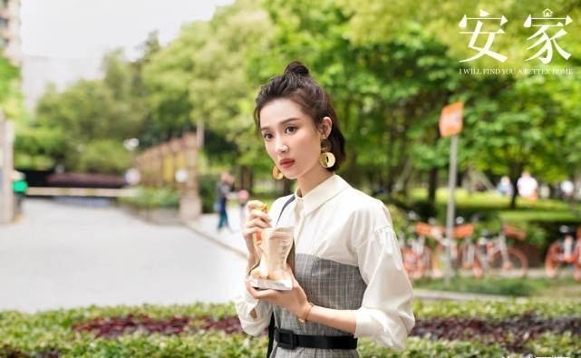 《安家》中的颜值担当,曾被称为北影校花,如今24岁很美却单身_孙佳雨