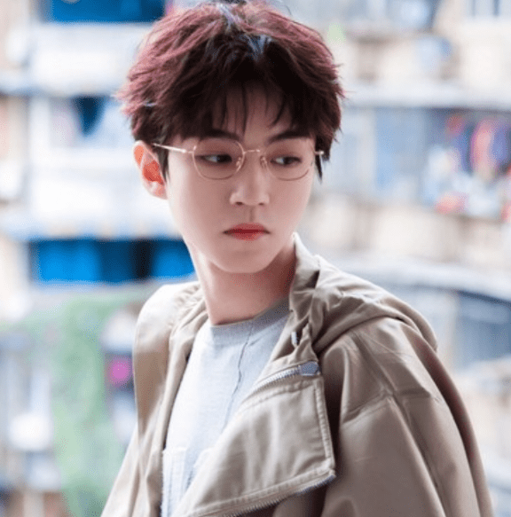 王俊凯成名后被抛弃,假唱恋情接连被揭,对方竟是大一轮的姐姐?