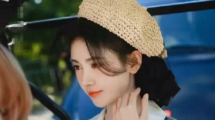 鞠婧祎近日发布了多张由德云社出品,与秦霄贤共同主演的喜剧《趣墨