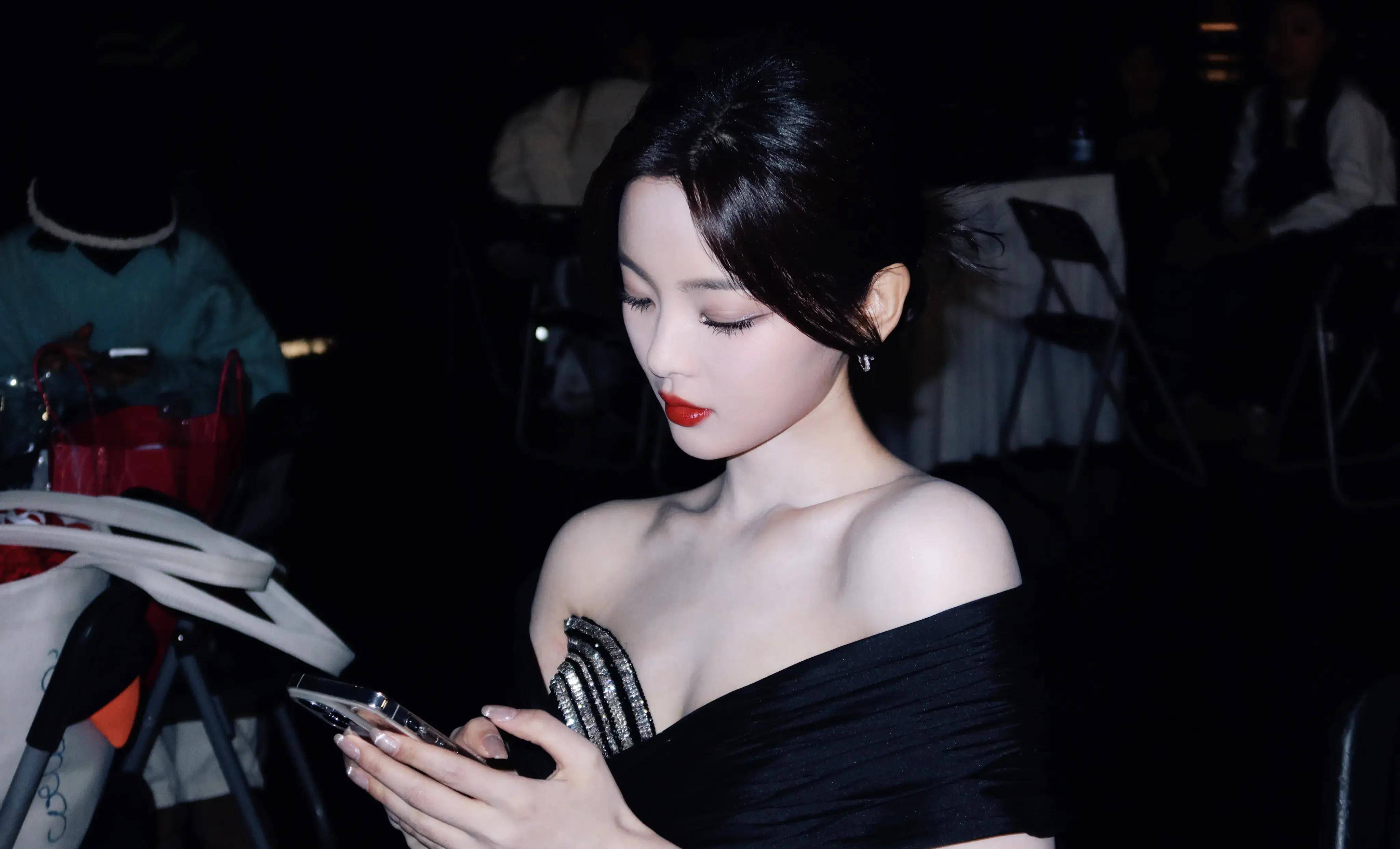 杨超越身穿黑色鱼尾裙的照片,优雅的长发微扎,尽显高贵的品格_时尚