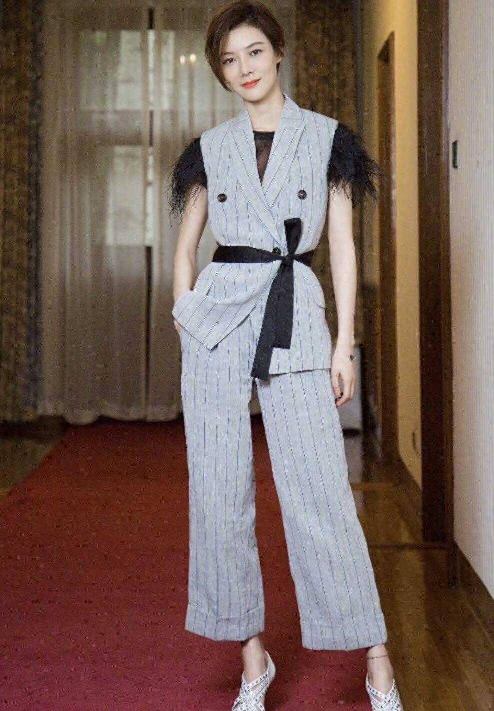 穿着露背挂脖连衣裙街拍,短发造型像阔太范_时尚_牛仔_身材