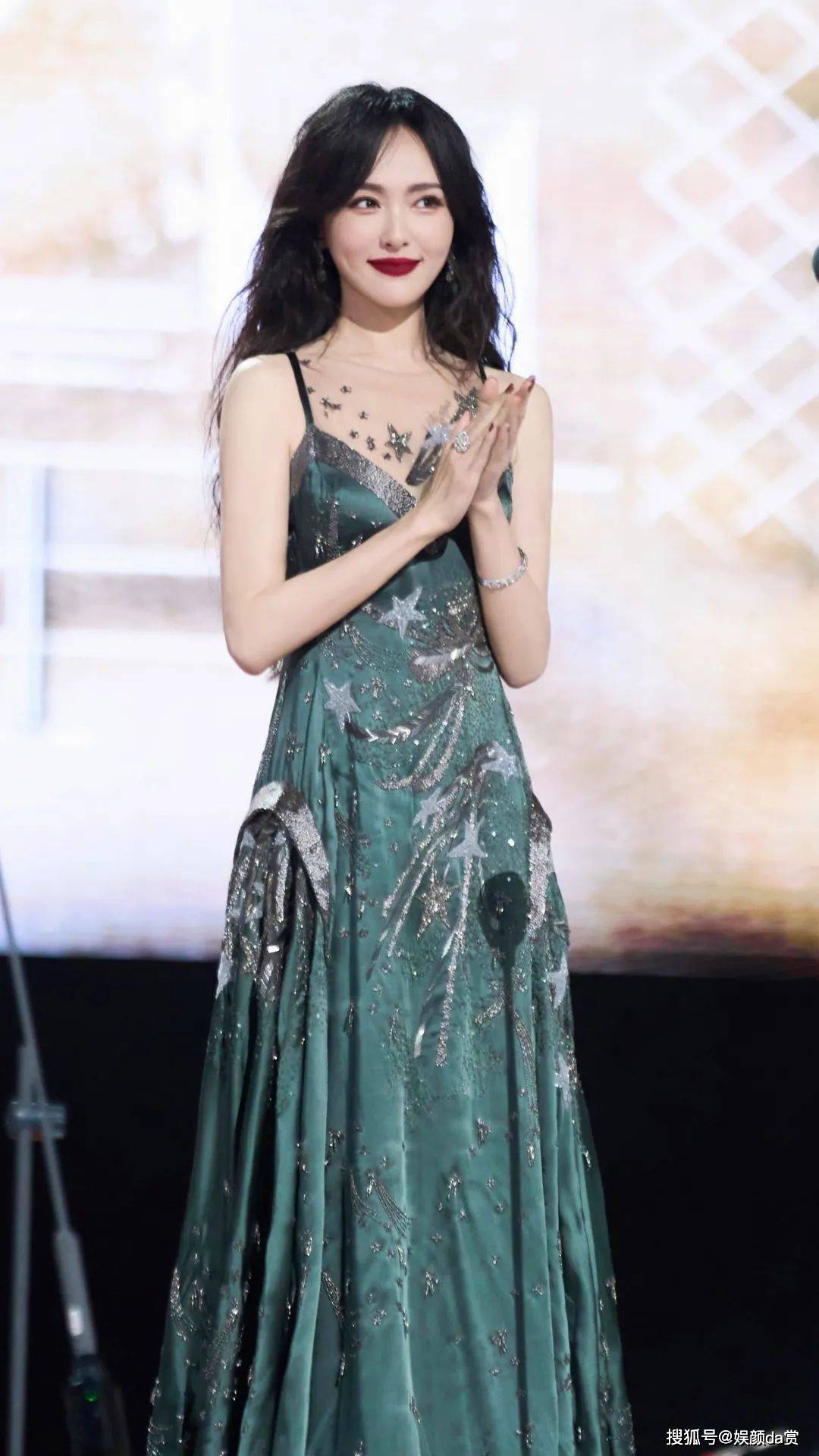 【唐嫣唯美写真】墨绿刺绣吊带裙,温婉俏丽,星光大赏_裙子_造型_长裙