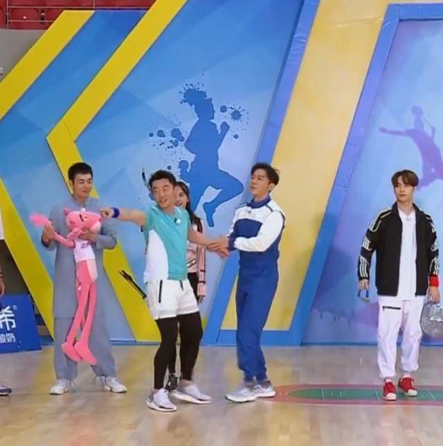 《奔跑吧》郑恺强行加戏表演扣篮,结果演砸了,韩乔生解说特到位_许凯