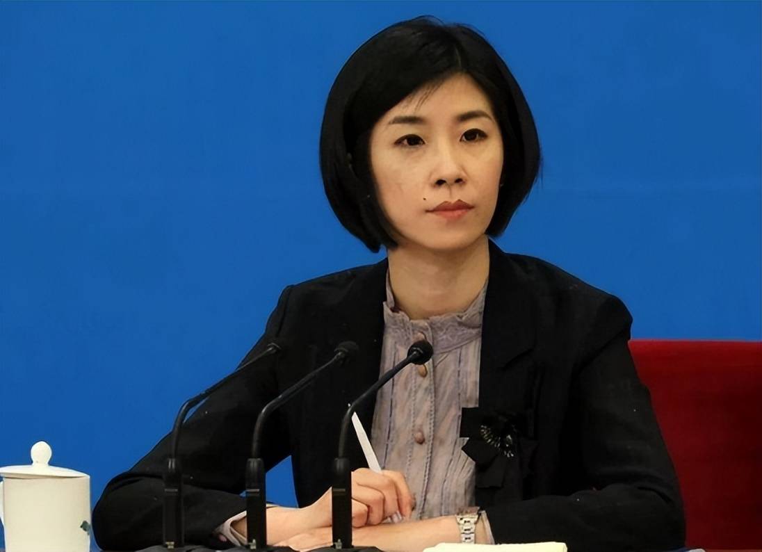 外交部"女神"升职,因一句神仙翻译走红,这才是大学生该追的星_张璐