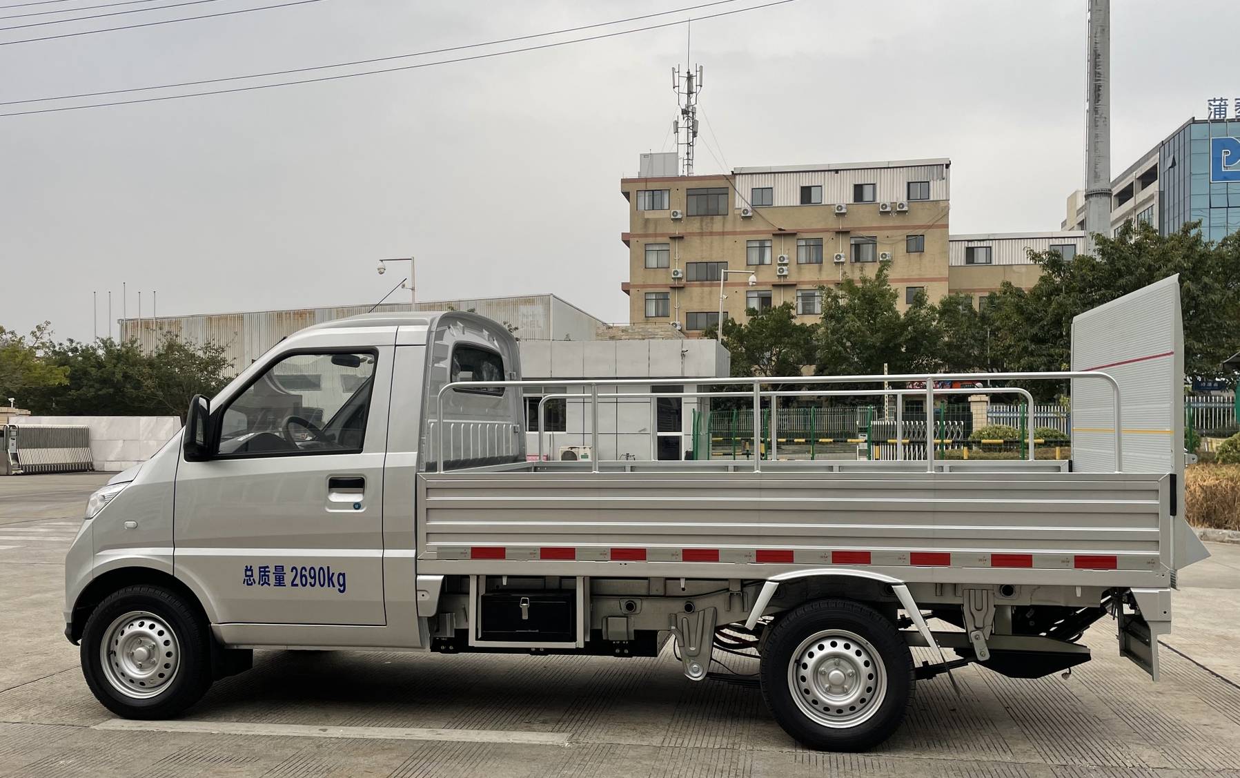 林立五菱纯电动平板式运输汽车 拓展物流新领域