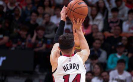 首节,热火率先进入状态并领先;次节,特雷杨送出7