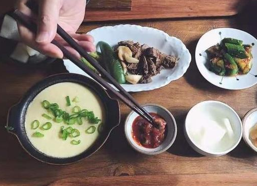 男子为老婆做1日3餐，简单的柴米油盐过成了诗和远方，网友：羡慕(图2)
