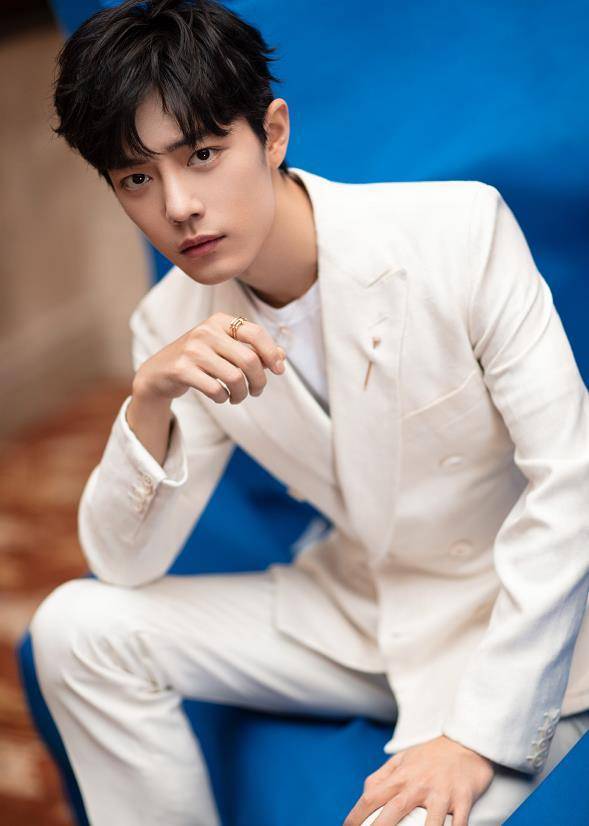 杨幂杨颖同款牛仔裙,王一博肖战却像"同个衣柜"_白色_气质_西装