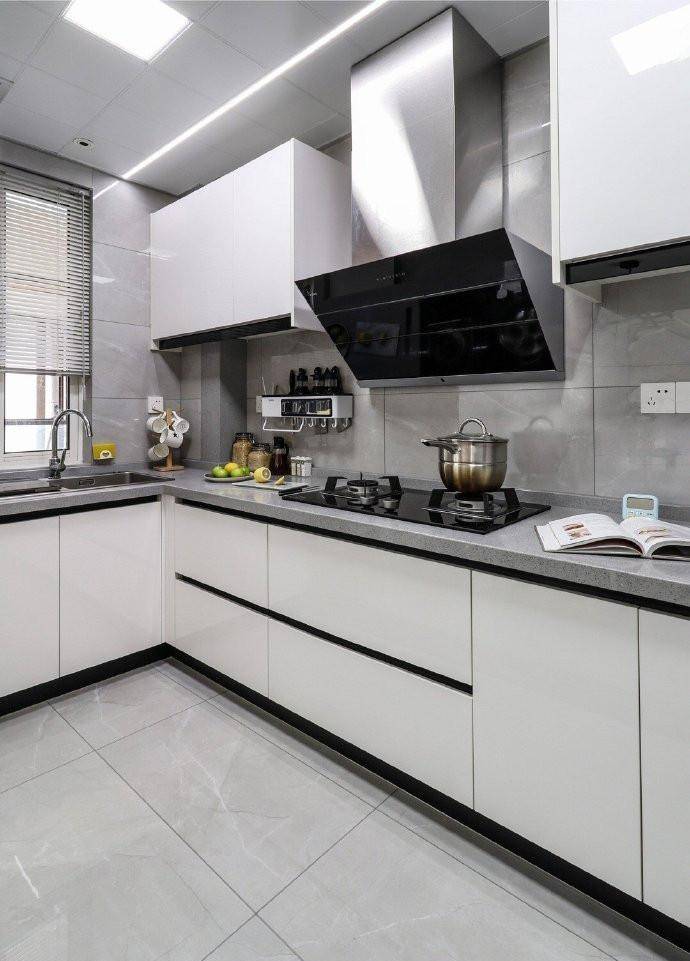 厨房采用白色橱柜搭配灰色台面和墙面,简约时尚,经久耐看