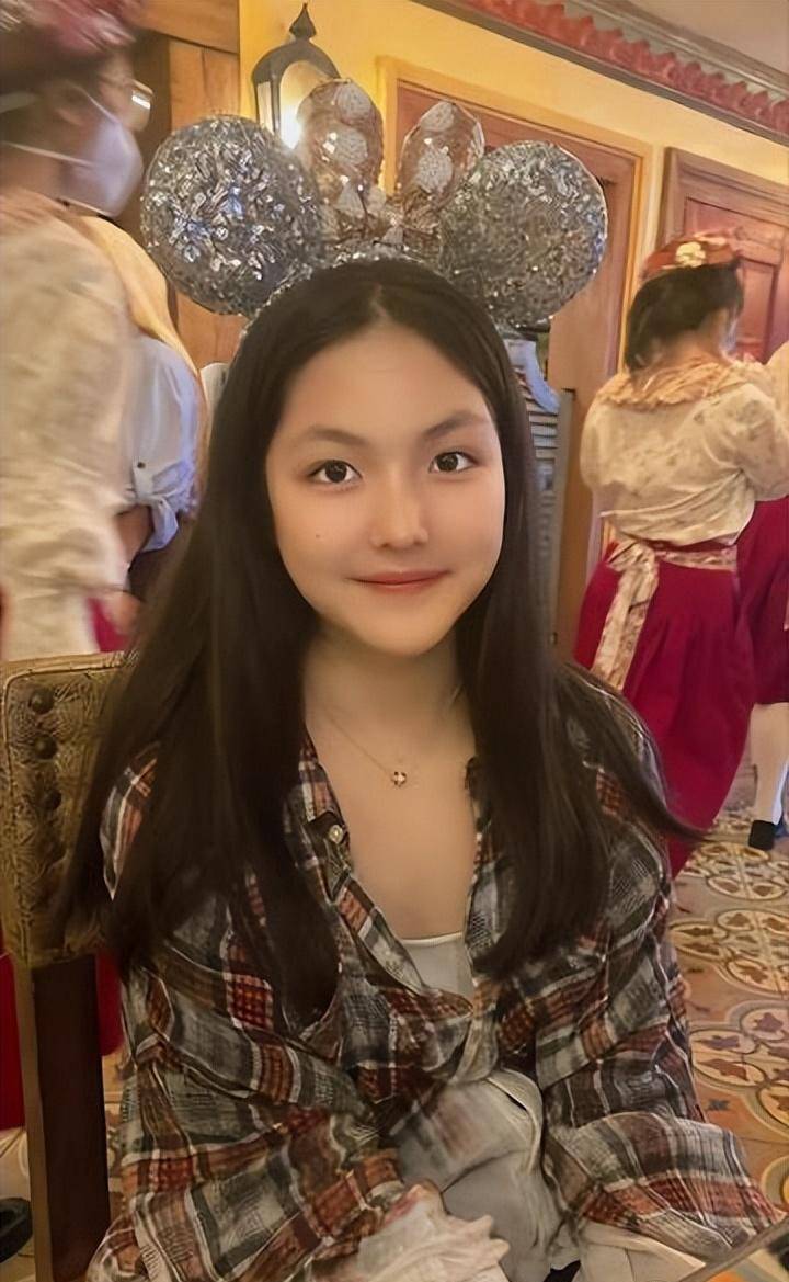 冯小刚女儿办画展,被嘲不如小学生,和王诗龄相比,差距一目了然_徐朵