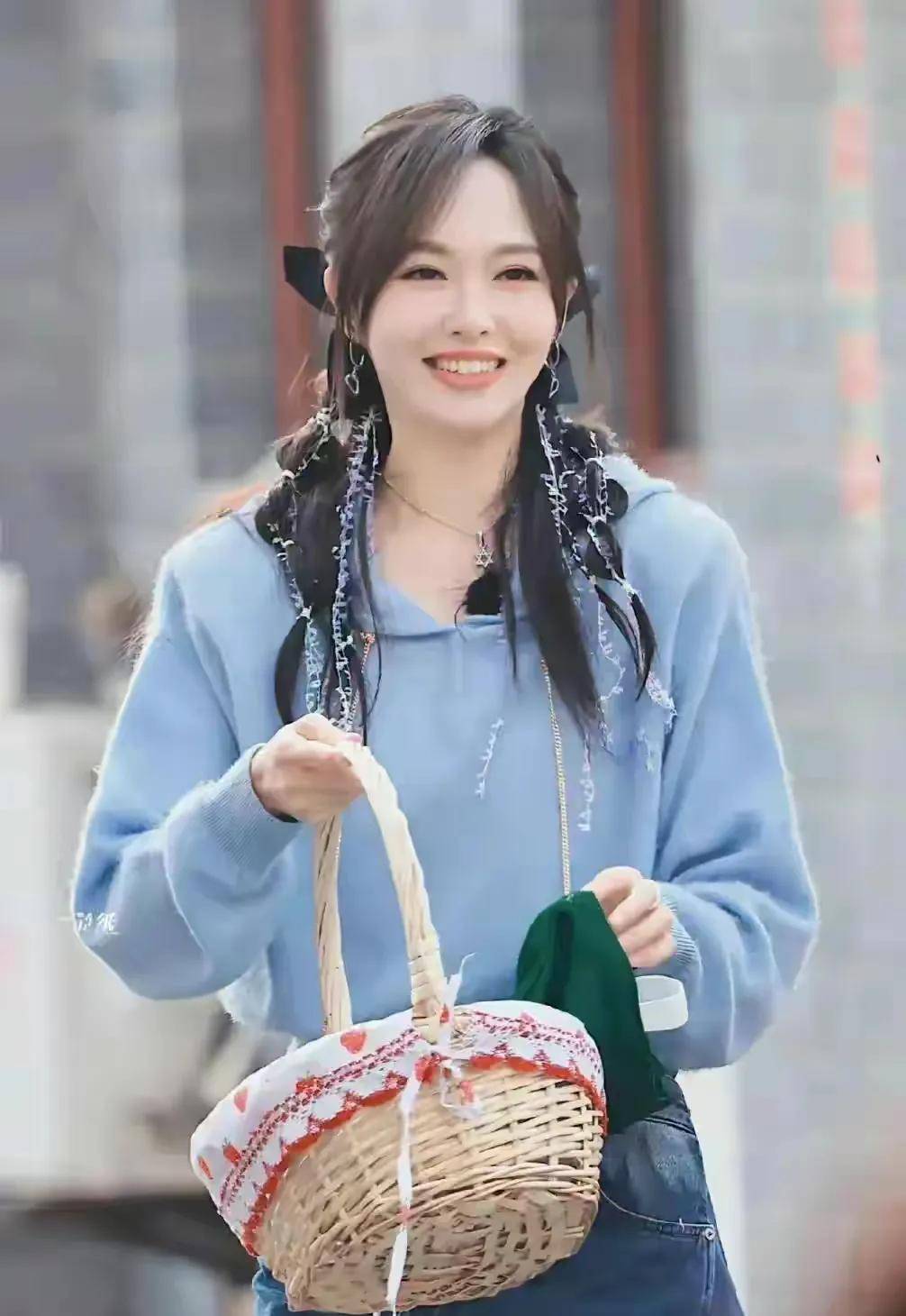 唐嫣真是越活越年轻,他的"学生服"造型太美了_生活_售价_蓝色