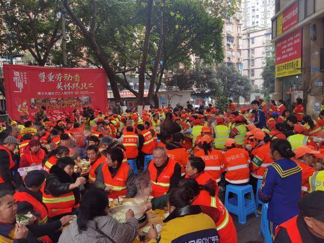 北京青年報記者看到網絡上流傳的視頻,一條大街的路邊空地上,擺著幾