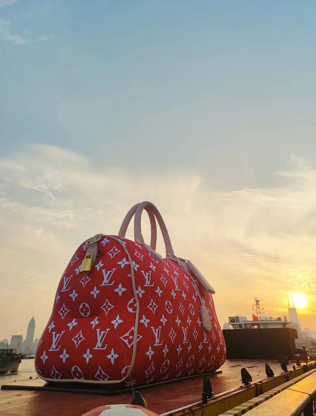 全球最大lv包包火了!远看像蛇皮袋,网友:4米高,装啥好?