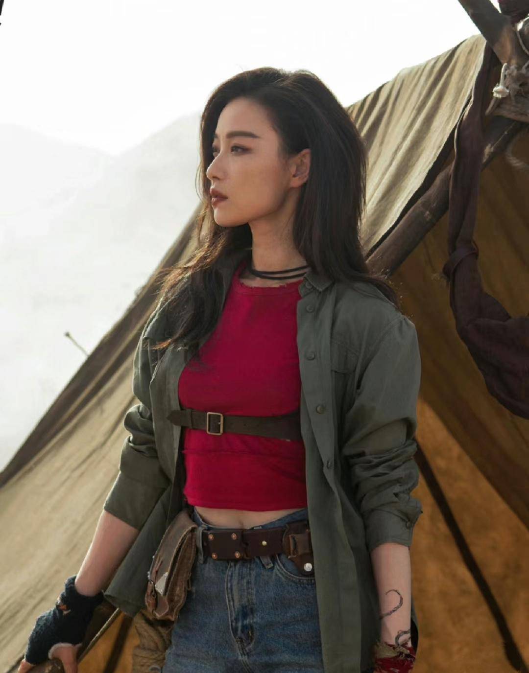 这次,倪妮选择了腰夹,半手套和手镯.