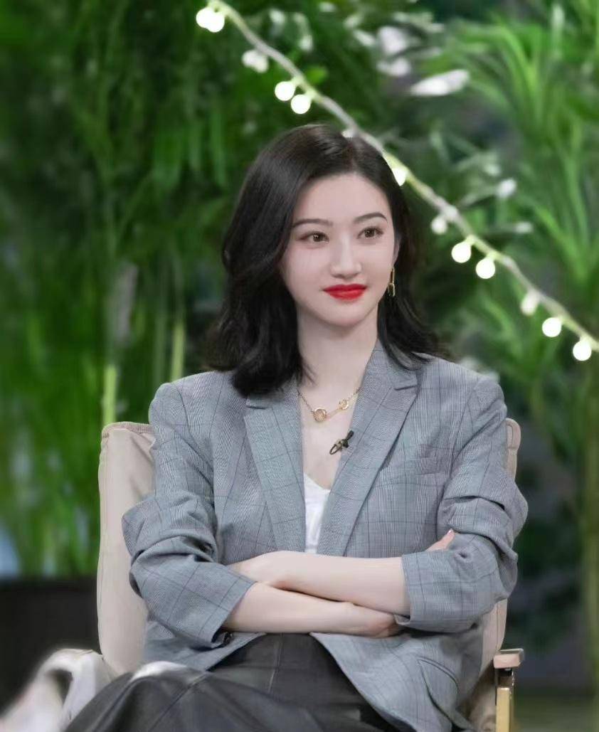 景甜《半熟恋人2》路透综艺造型,身着格纹西装裙,端庄优雅_时尚_休闲