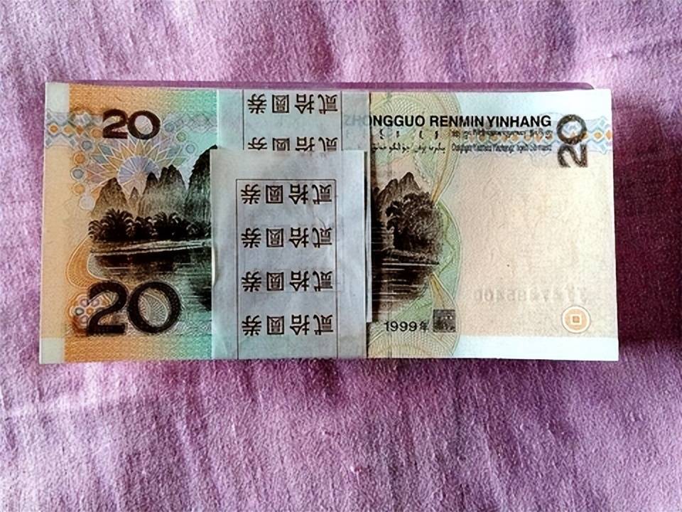 综上所述,尽管第五套人民币仍在流通中,但其中一些特殊版本或错版币