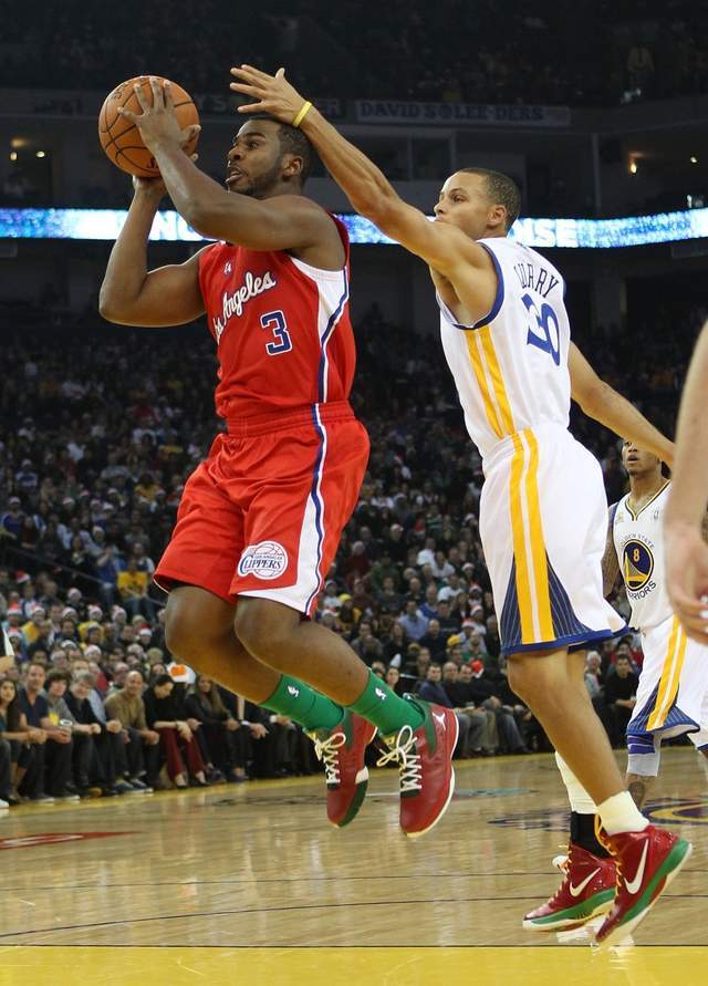 一到圣诞节就拉垮?库里10次圣诞大战场均15.6分,他哪年打得更好?