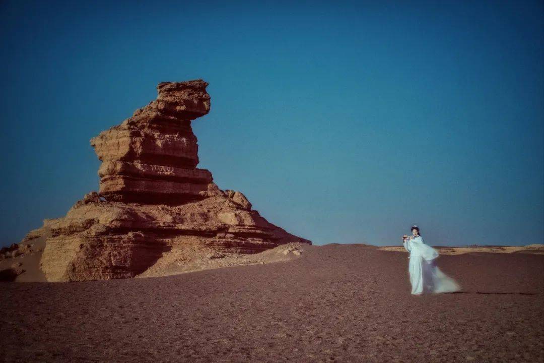 而在这个过程中,"人前守嘴,人后守心"作为一种