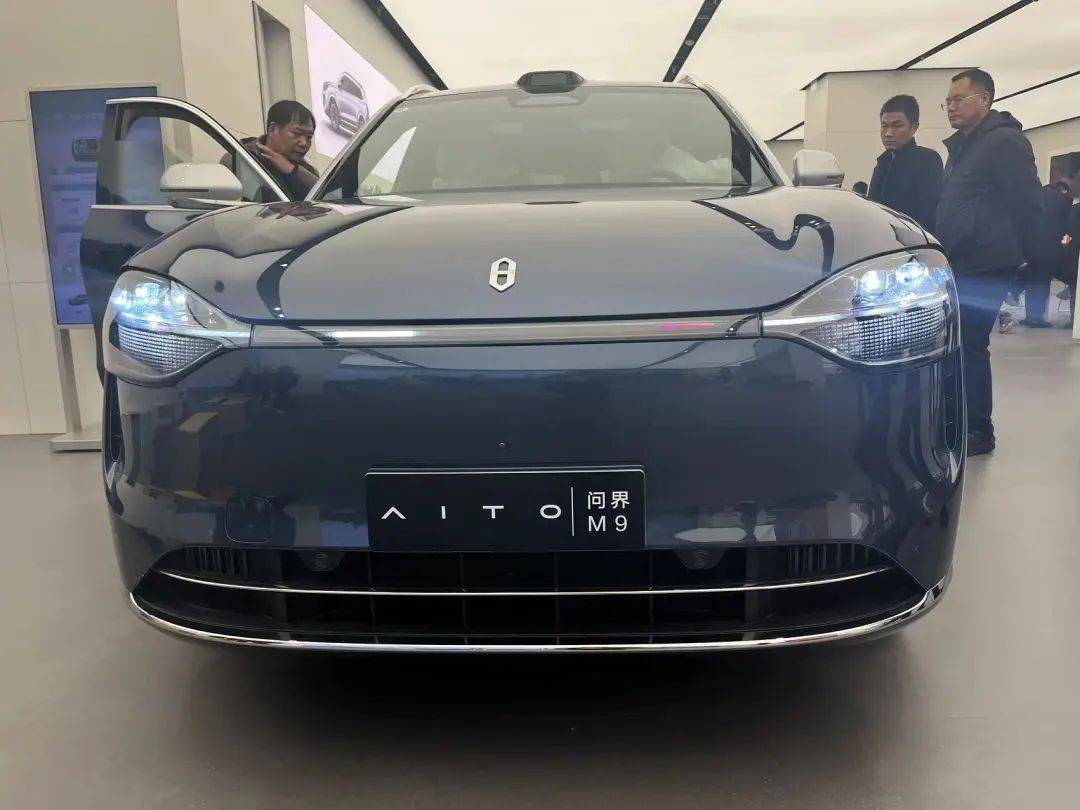 前脸上半部分是封闭式,科技较高的就是大灯采用华为xpixel智能车灯