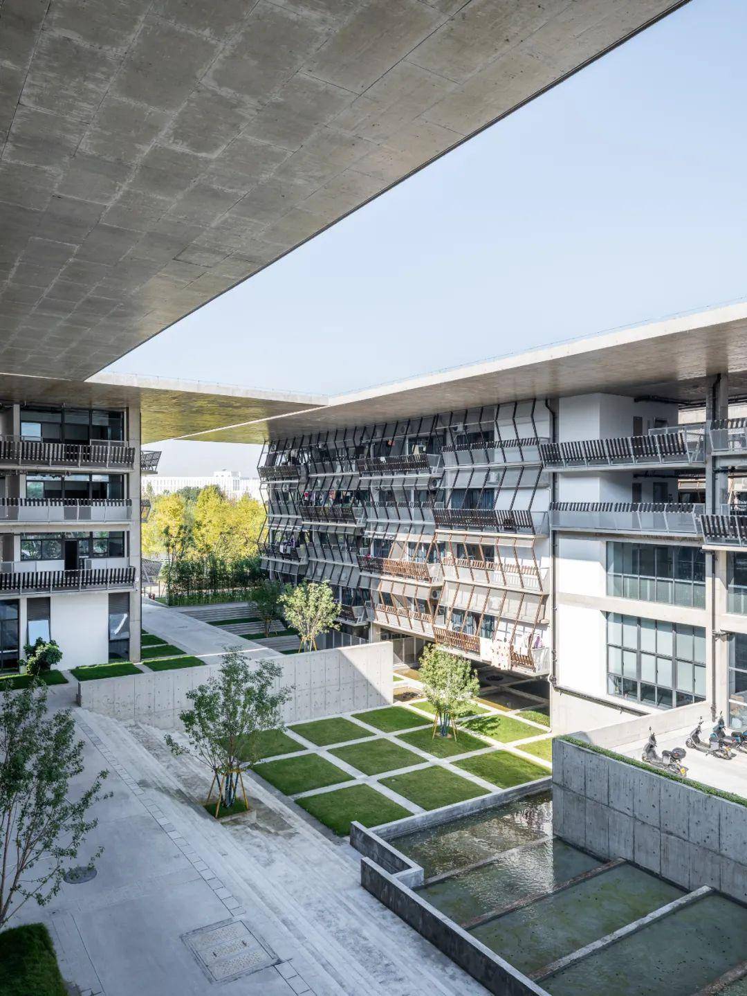 楼内庭院4号宿舍楼的内庭院报告厅的二层屋面平台宿舍楼阳台护栏03