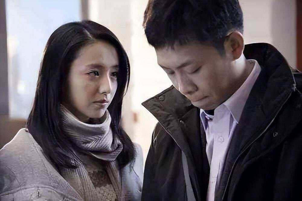 看着病床上气若游丝的郭娜,张译再也忍不住了,趴在女友的床前便哭了