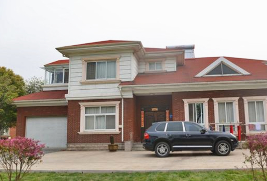 哥哥逼弟弟代替自己娶残疾女,多年后哥哥穷困潦倒,弟弟别墅豪车