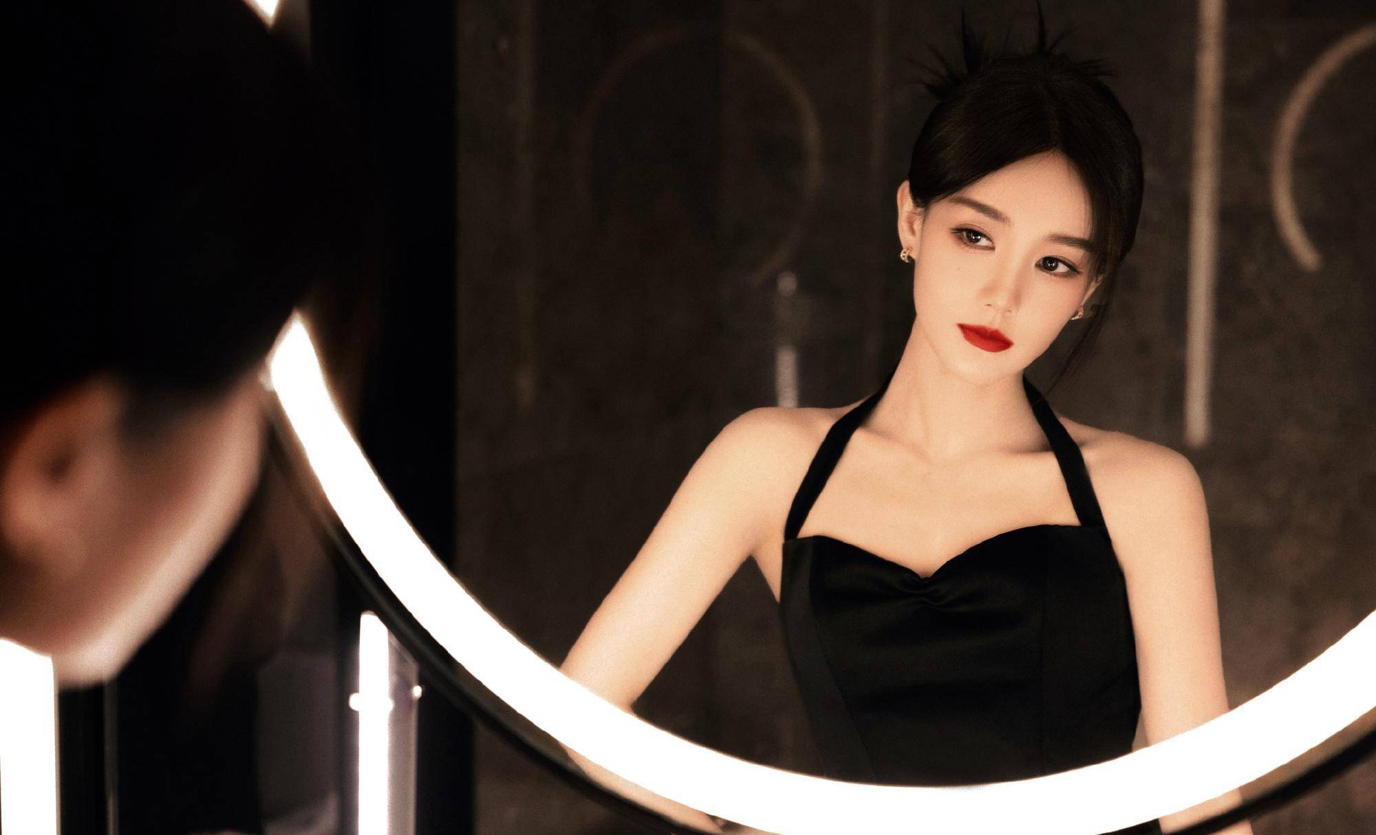 李一桐长得像富豪女儿,火红的嘴唇搭配挂脖黑裙,复制美丽的暗玫瑰色