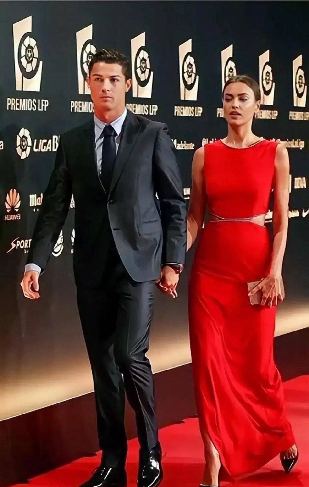 37岁c罗饮恨卡塔尔世界杯,前女友正在t台走秀,分手7年差距增大_伊莲娜