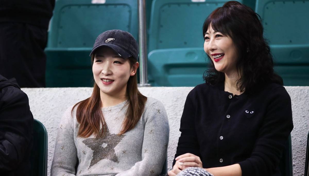 32岁刘诗雯到广州主场看cba,和爸爸出行,被官方欢迎_许昕_赛事_广东