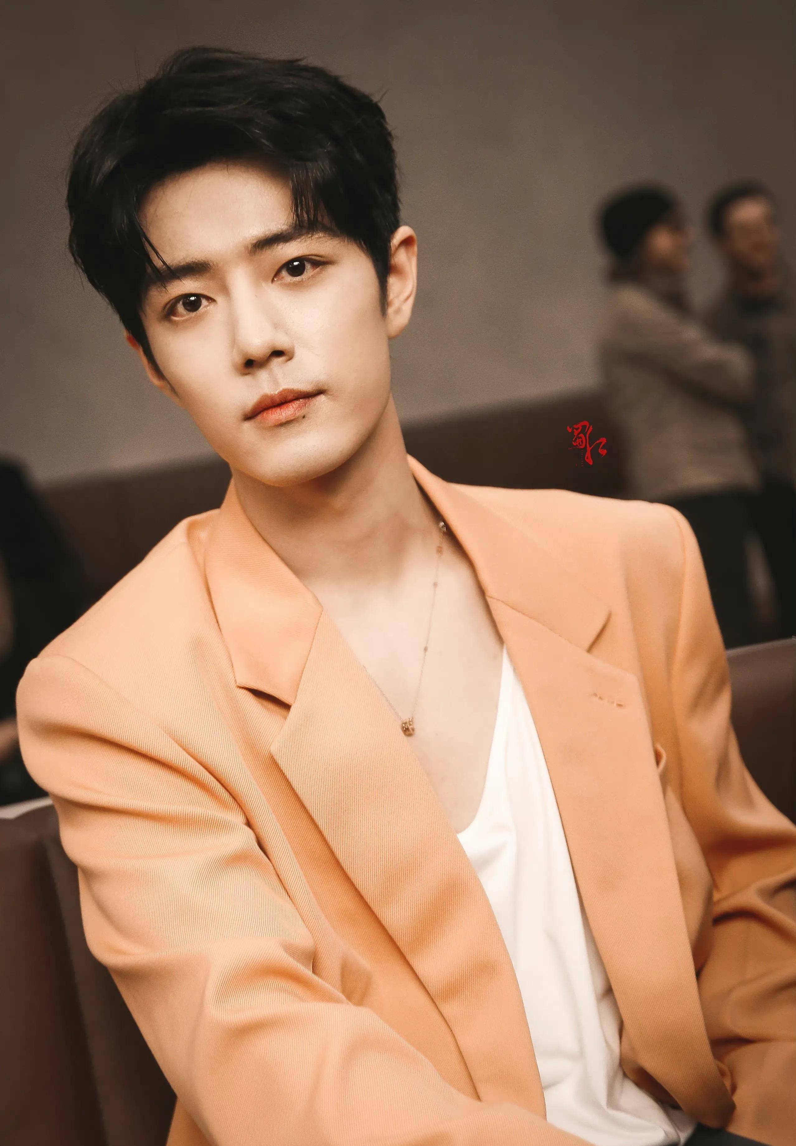 肖战一身橙色西装亮相米兰时装周太吸睛,人群中优雅沉稳有气质_玫瑰