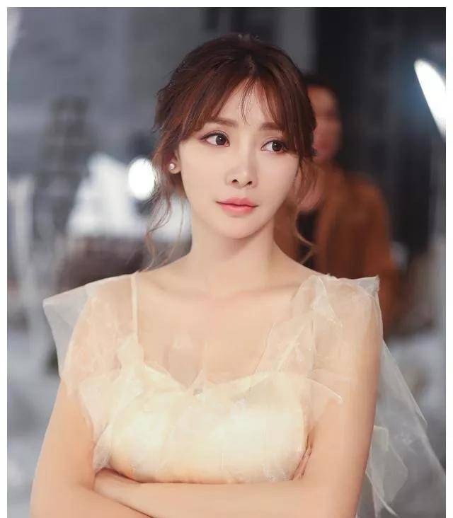 柳岩:我五年没谈恋爱了,叫大家帮我介绍,也没找到一个合适我的_伴侣